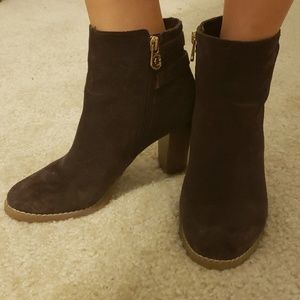 Fashionable maroon/mauve booties!